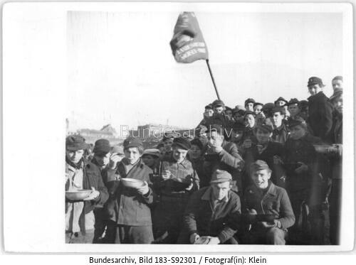 Berlin, Vorbereitungen für FDJ-Treffen, Essensausgabe im Stadion-Mitte