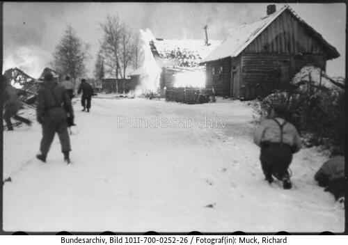 Russland, Vormarsch, brennende Ortschaft