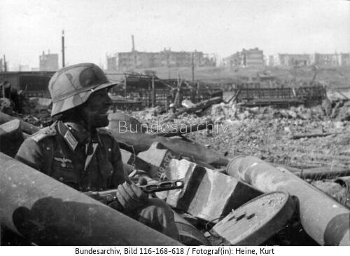 Russland, Kampf um Stalingrad, Offizier mit MPi