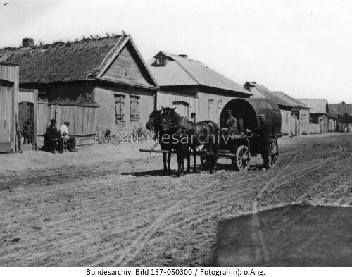 Russland, Kolonie Messer, Dorfstraße mit Pferdewagen