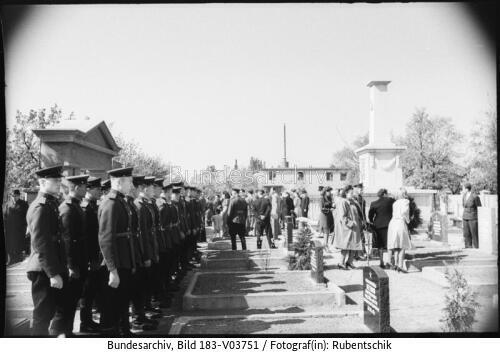 Berlin, Russisches Ehrenmal, Kranzniederlegung