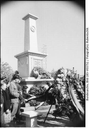 Berlin, Russisches Ehrenmal, Kranzniederlegung