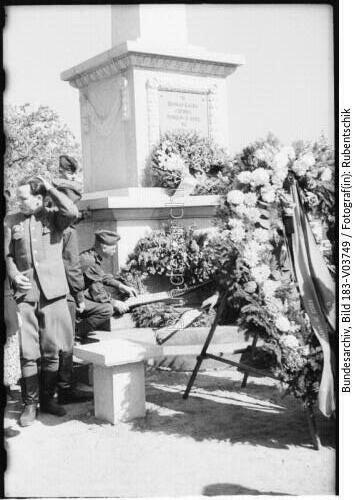 Berlin, Russisches Ehrenmal, Kranzniederlegung