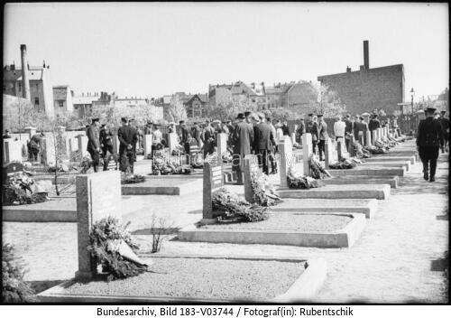 Berlin, Russisches Ehrenmal, Kranzniederlegung