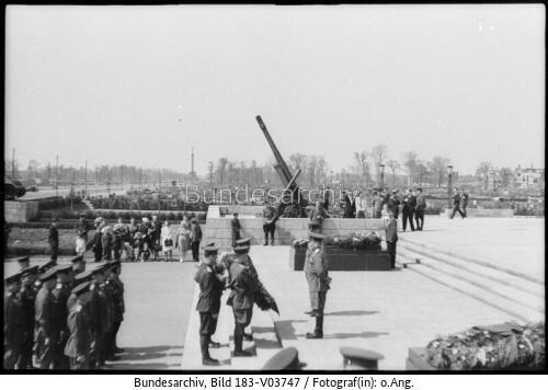 Berlin, Sowjetisches Ehrenmal, Kranzniederlegung