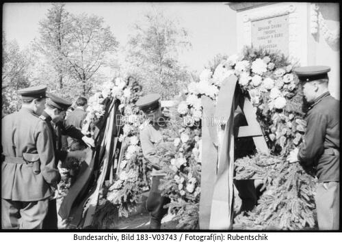 Berlin, Russisches Ehrenmal, Kranzniederlegung