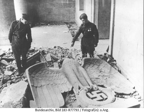 Berlin, Rotarmisten in der Reichskanzlei