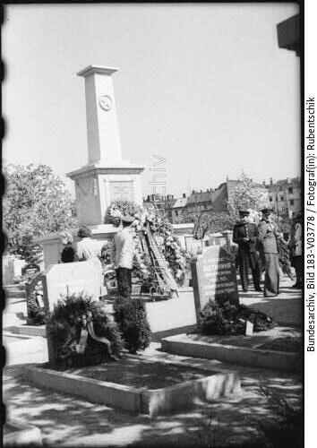Berlin, Russisches Ehrenmal, Kranzniederlegung