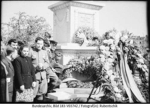 Berlin, Russisches Ehrenmal, Kranzniederlegung