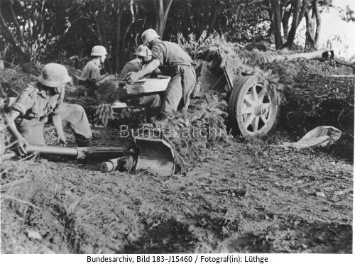 Italien, Soldaten an Pak in Feldstellung