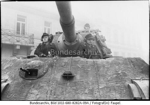 Budapest, Panzersoldaten in Panzer VI (Tiger II)