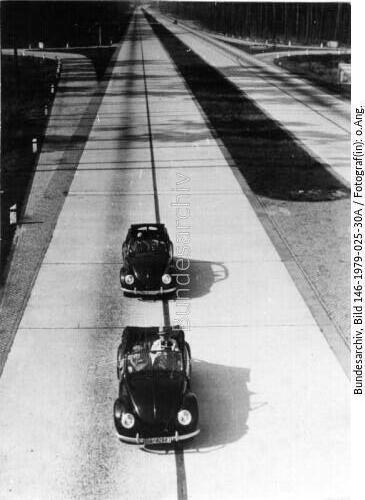 Autobahn mit zwei KdF-Wagen