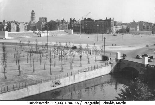 Berlin, Marx-Engels-Platz, Tribüne