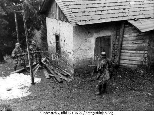 Bacher-Gebirge, Polizisten vor Haus