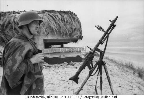 Belgien, Atlantikwall, MG 34 vor Bunker