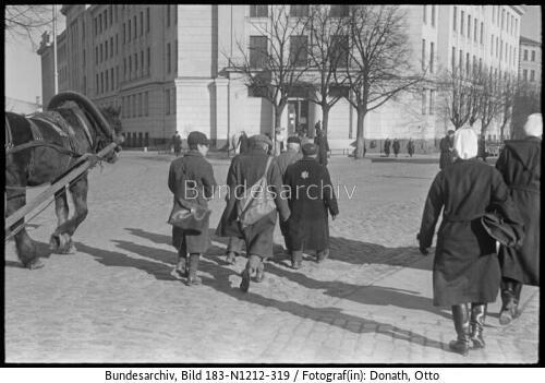 Lettland, Ghetto Riga, Passanten auf Straße