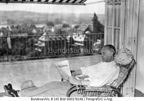 Rhöndorf, Wohnhaus Adenauer, Adenauer mit Zeitung