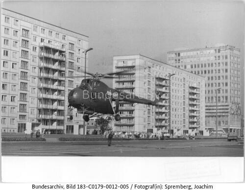 Berlin, Karl-Marx-Allee, Hubschrauber MI-4