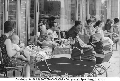 Berlin, Karl-Marx-Allee, Mocca-, Milch- und Eisbar