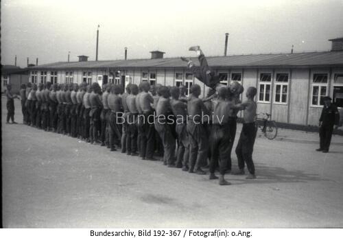 KZ Mauthausen, jugendliche Gefangene bei Sportübungen