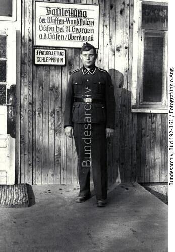 KZ Mauthausen, SS-Mann vor Bauleitungsbaracke