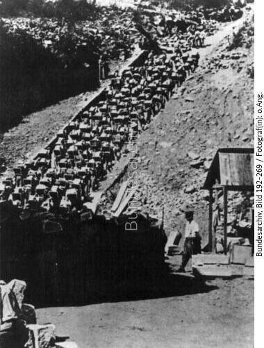 KZ Mauthausen, Häftlinge im Steinbruch
