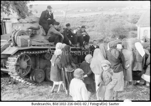 Russland, Soldaten mit Zivilisten