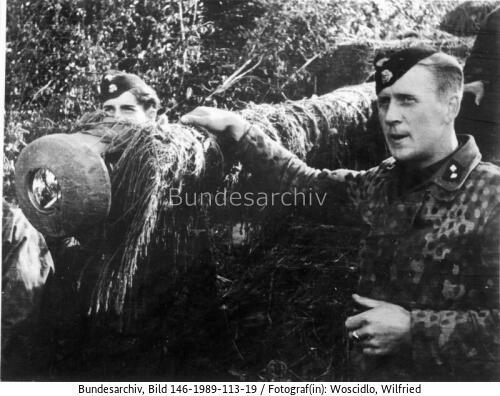 Bei Caen, Angehörige der Waffen-SS neben Panzer