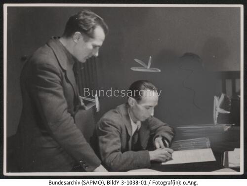 Berlin, <span class="match">FDJ</span>-Gründung, Retusche