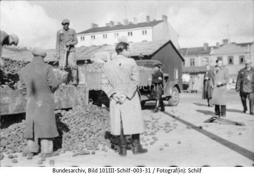 Polen, Ghetto Litzmannstadt, Abladen von Kartoffeln