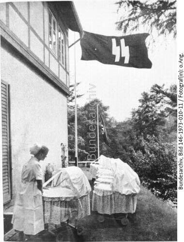 Lebensbornheim, Schwester mit Kinderwagen