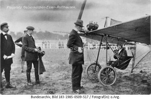 Charlotte Möhring auf dem Flugplatz Essen